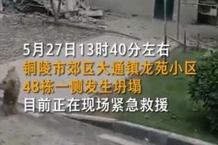 罗体：捷克球迷在罗马主场和安保人员发生冲突，看台秀带血马甲